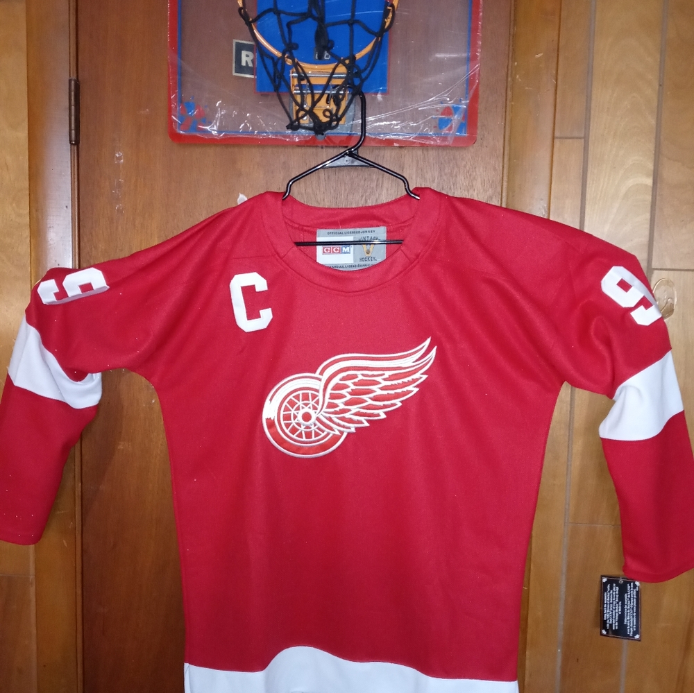 Free Shippin#9 Gordie Howe jersey size L.. you wear same design worn by the pro. - Picture 3 of 10